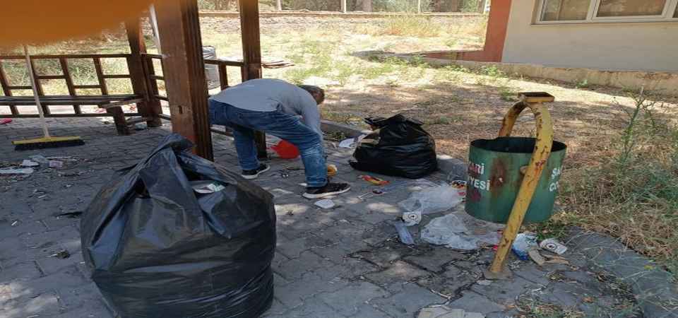 Parklar çöplerden temizlendi