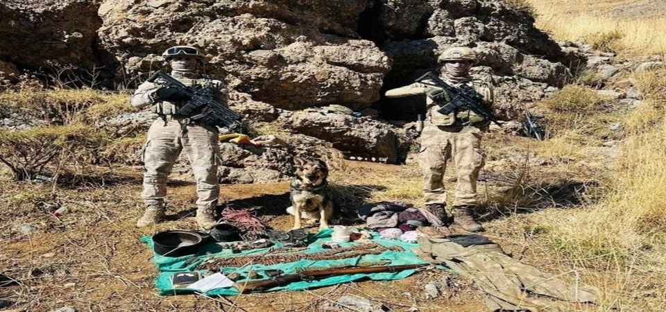 Operasyonda, silah, mühimmat ve uyuşturucu ele geçirildi.