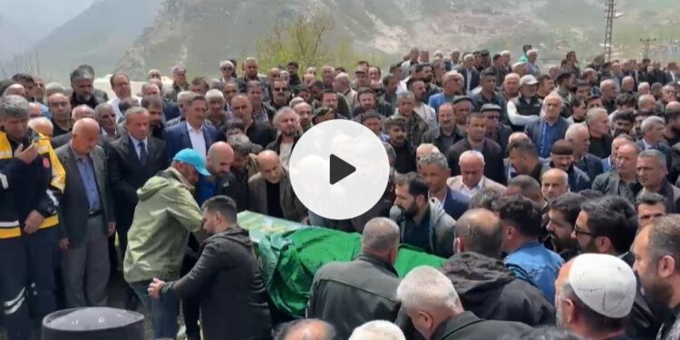 Kazada Ölenler Binlerce Kişinin Katıldığı Törenle Defnedildi