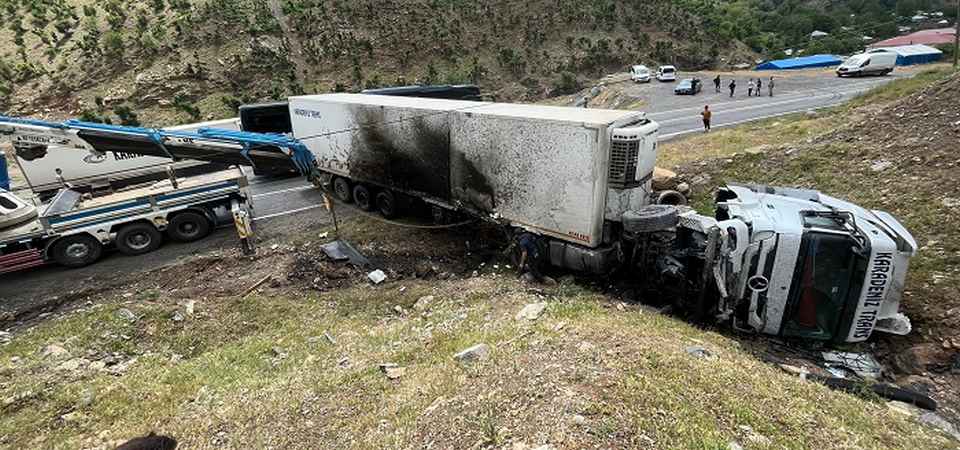 Hakkari-Şırnak Karayolunda TIR devrildi