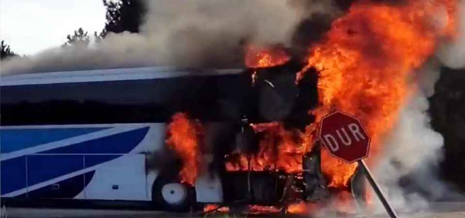 Yolcu otobüsü alev alev yandı