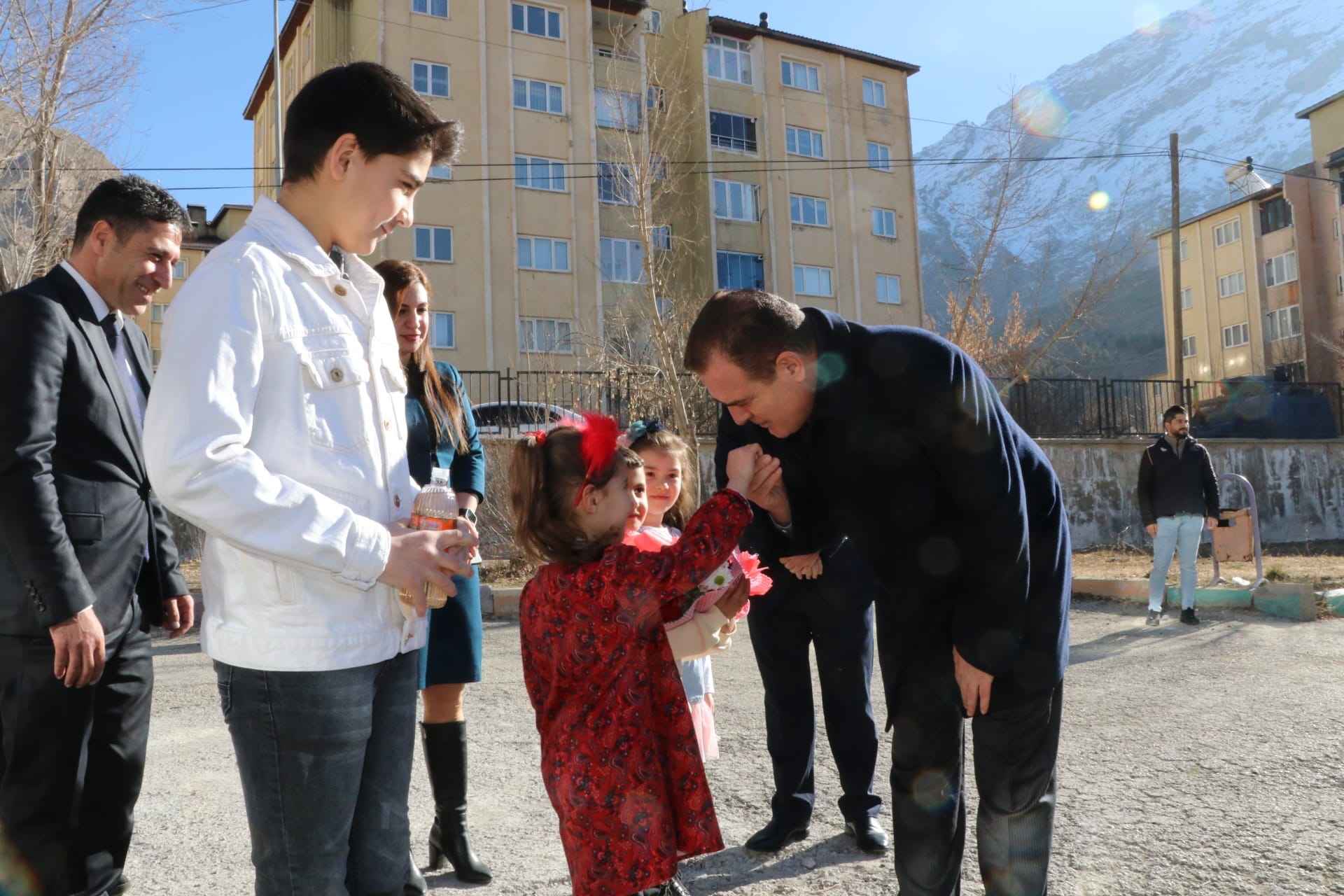 Vali Akbıyık'tan Bir Karne Bir Kitap'