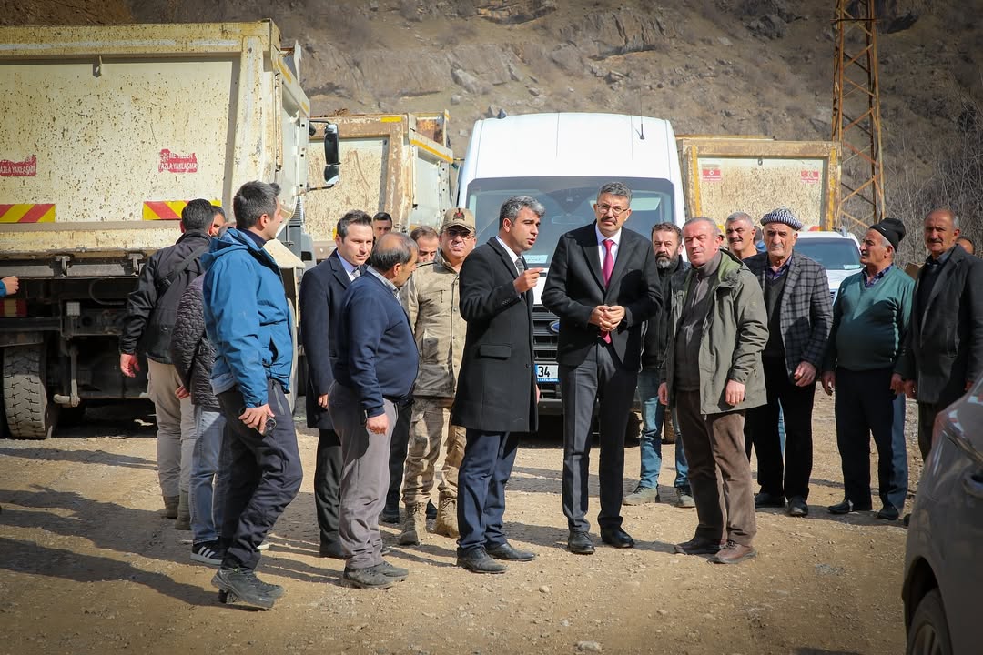 Hakkari Valisi Ali Çelik, Kavaklı Köyü Yolundaki Çalışmaları İnceledi