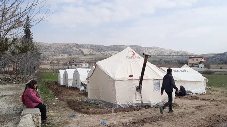 Depremler bazı aileleri çadırlarda kalmaya mecbur etti