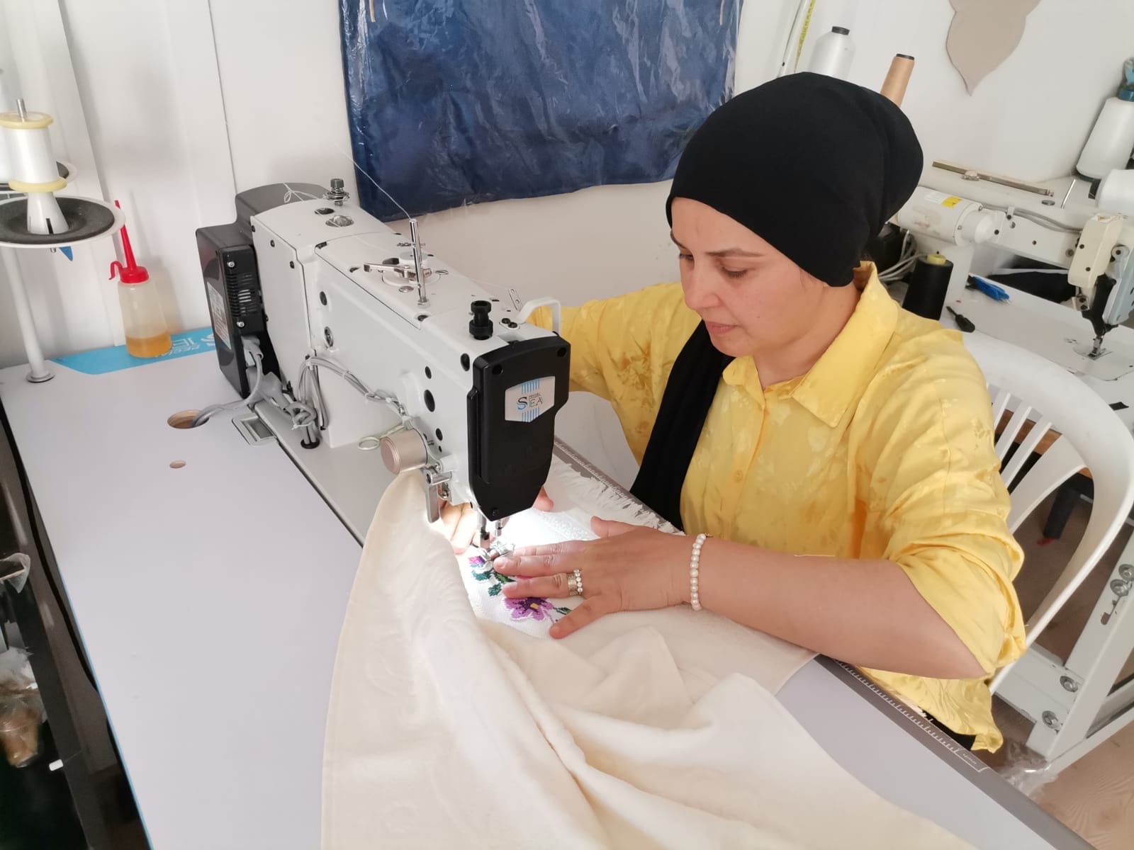 KIZILAY SAYESİNDE İŞ YERİNİ KURAN KADIN,MAKİNELERİN BAŞINA GEÇTİ