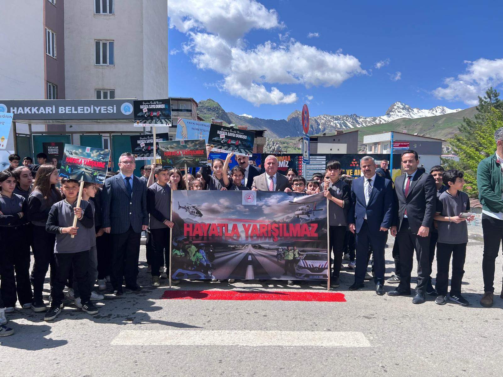 Vali Çelik: “Medeniyet ölçülerinden biri de trafikte, yayaların güvenliğidir.”