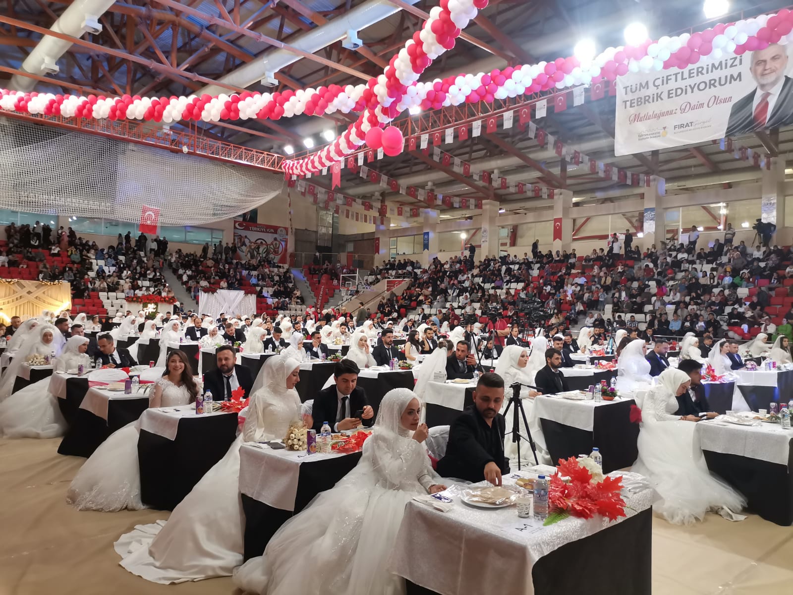 DEPREMZEDE 100 ÇİFT DÜNYA EVİNE GİRDİ