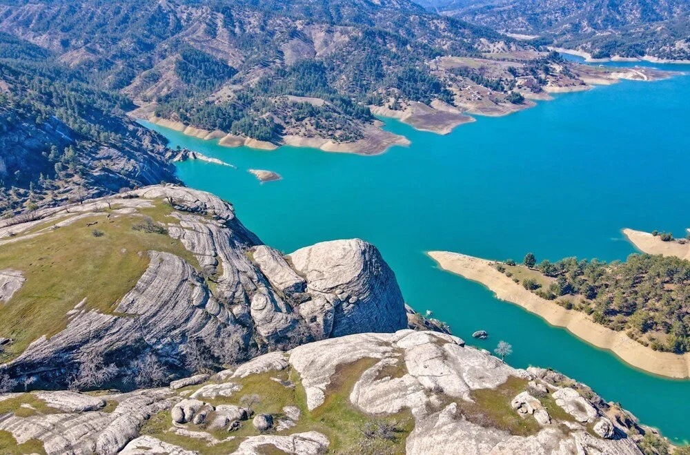 MUHTEŞEM KAYALIKLAR VE BARAJ DRONE İLE GÖRÜNTÜLENDİ