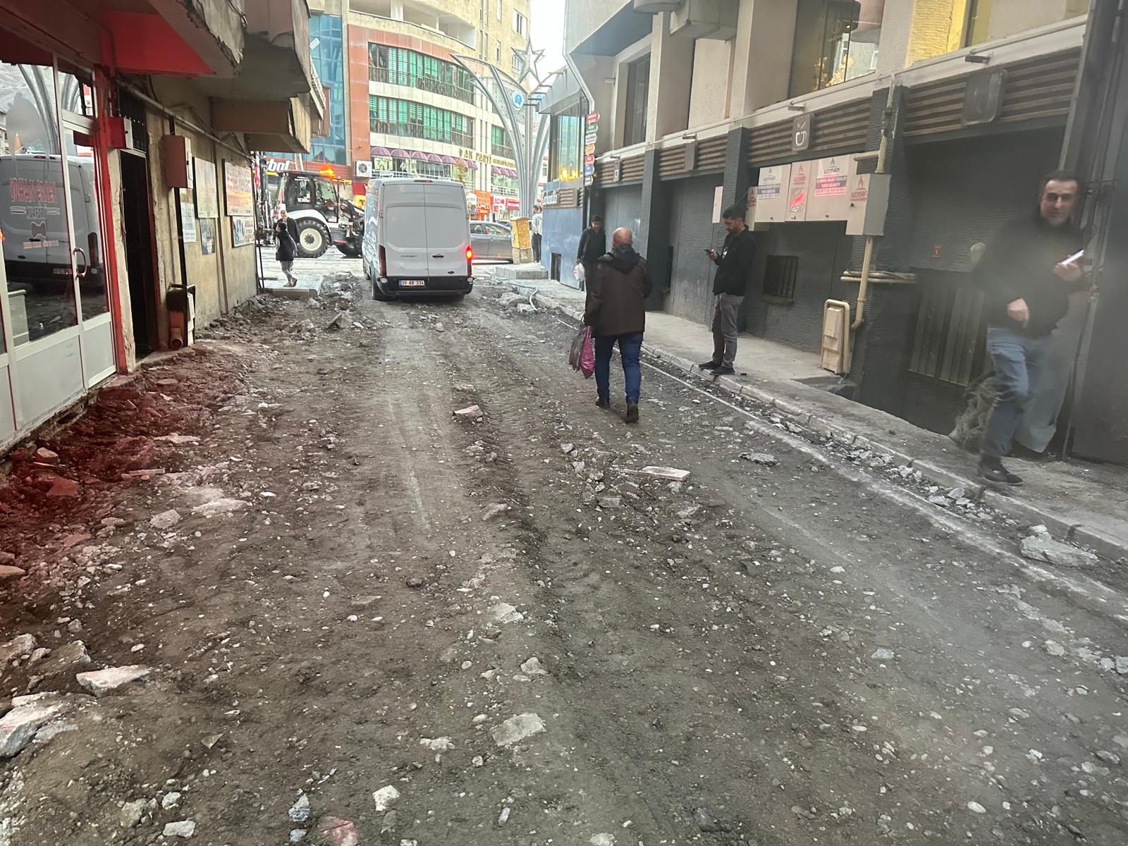 Hakkari’de bir cadde yıllar sonra yağmur suyunda kurtuluyor