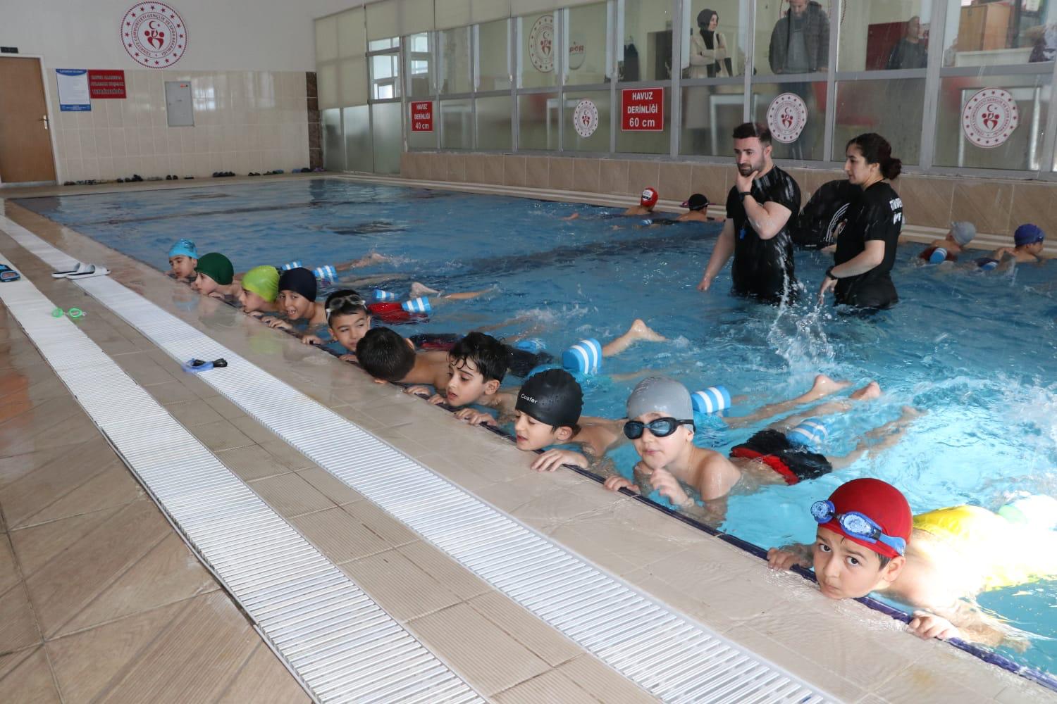 Çocuklar, hem yüzme öğreniyor, hem de eğleniyor