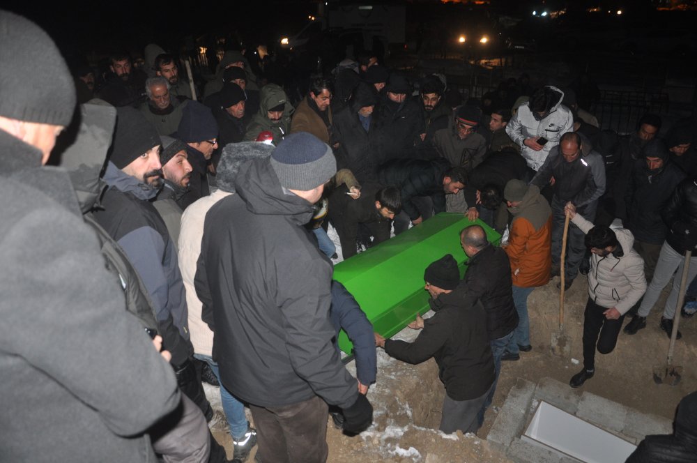 Depremde hayatını kaybeden Eşref Kaya ve oğlu Hazar toprağa verildi