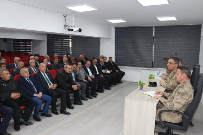 Çarıkcıoğlu Paşa köy muhtarlarıyla bir araya geldi