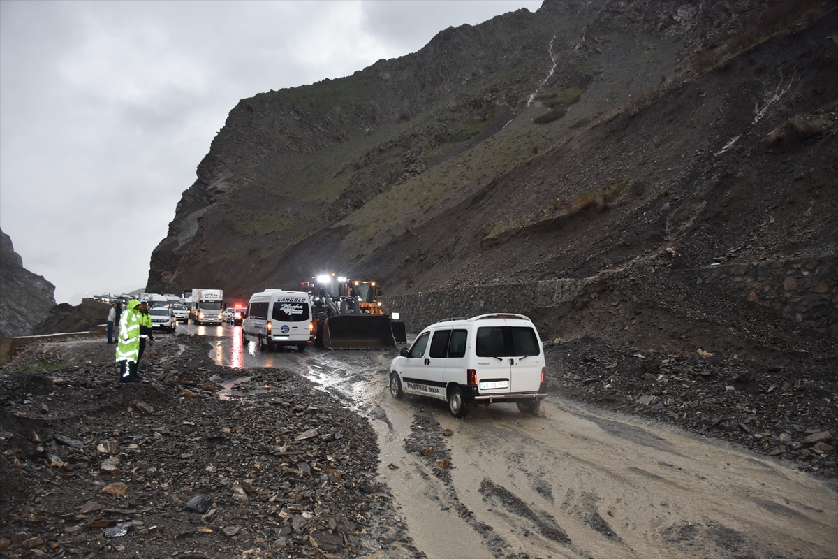Heyelan! Yollar kapandı!