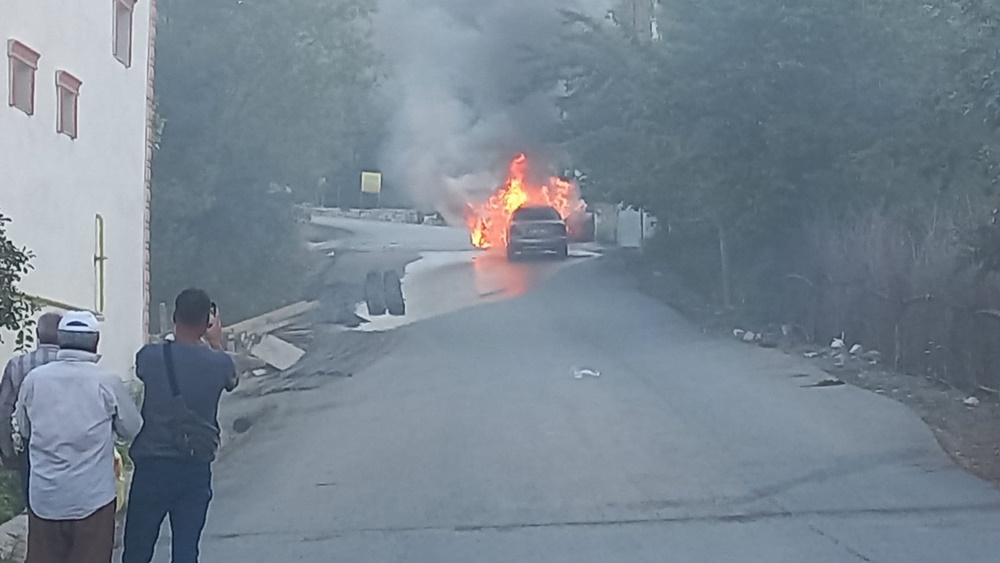 Hakkari'de seyir halindeki otomobil yandı