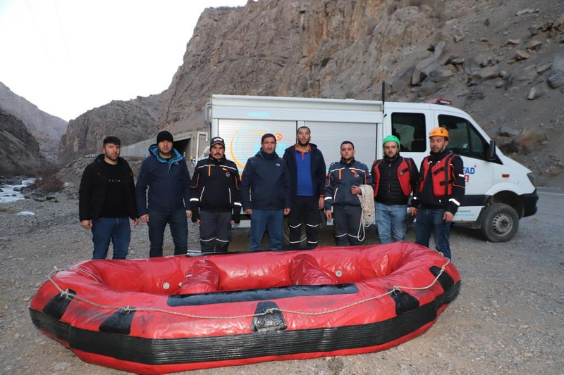 Rafting botuyla köpek kurtarma operasyonu