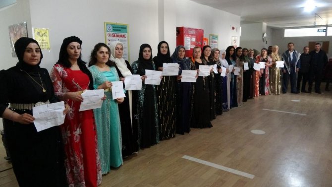 Kursiyerler,  35 çeşit yemek yaparak 500 kişiye ikram etti.