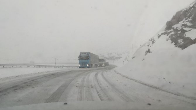 Güzeldere Geçidi'nde hayat durdu