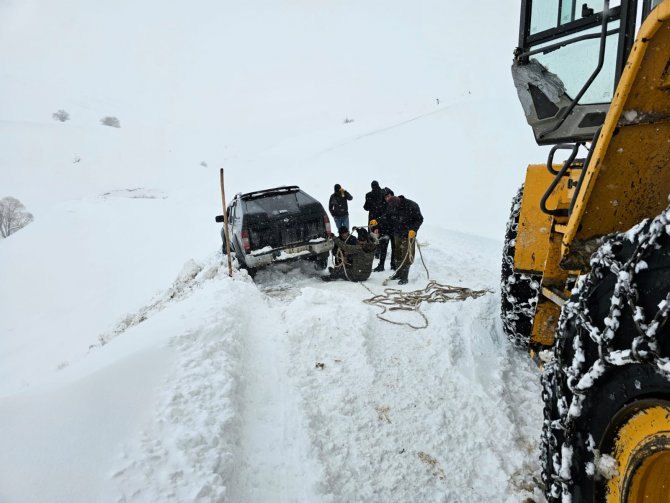 Hakkaride karla mücadele sürüyor