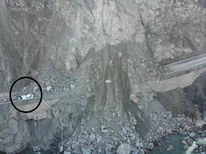 Hakkâri'de aracın üzerine heyelan düştü: 3 kişi yaralandı