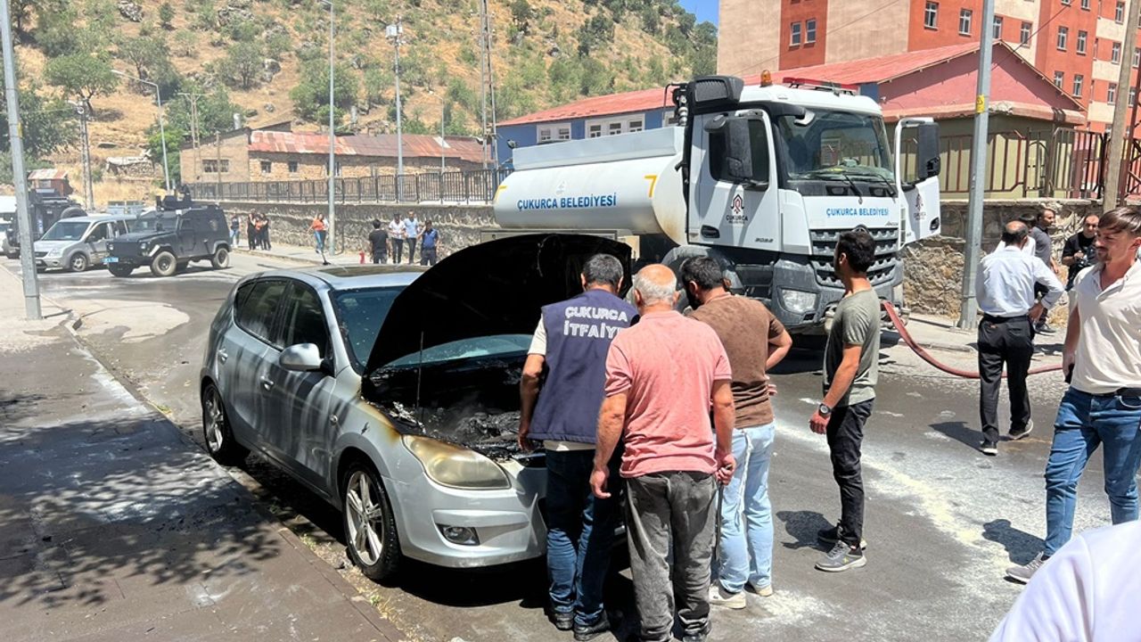 Çukurca'da park halindeki bir araç alev aldı