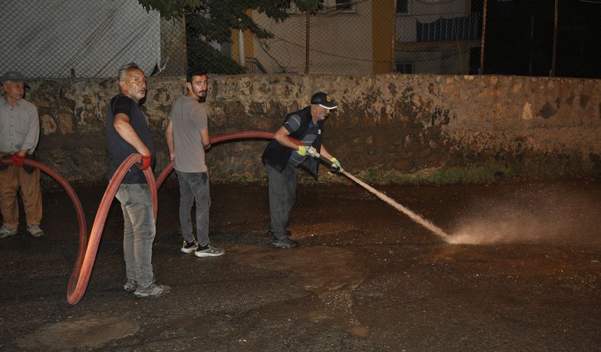 Cadde ve sokaklar yıkandı