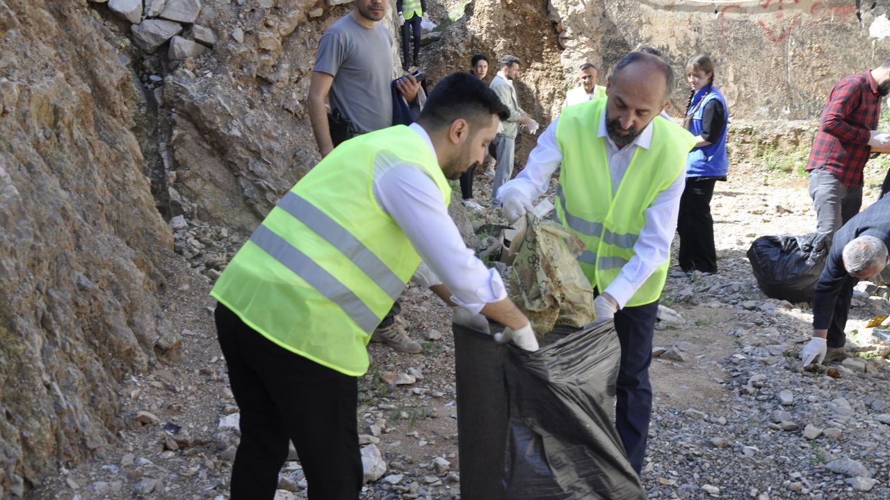 Başkan Demir’den Çukurca’ya temizlik seferberliği