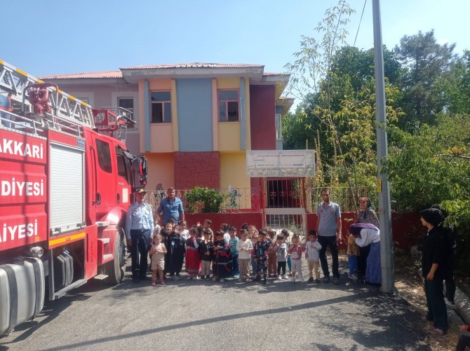 Miniklere itfaiyenin görevi anlatıldı