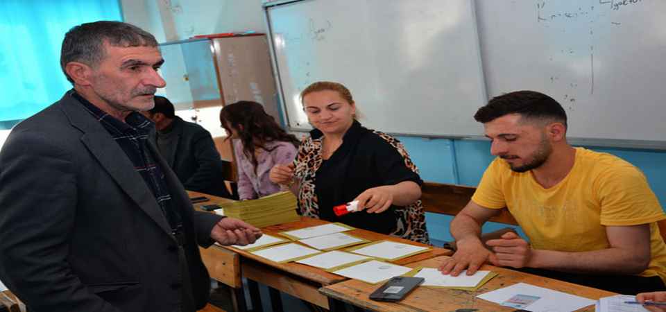 Hakkari'de oy verme işlemi başladı