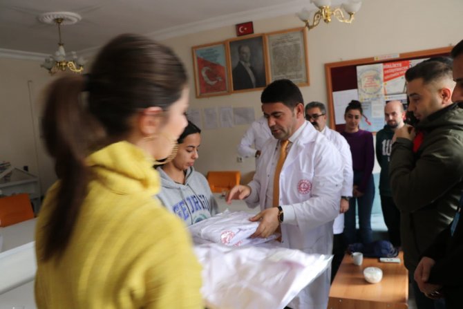 Müdür Yılmaz, öğretmenlere beyaz önlük takdim etti