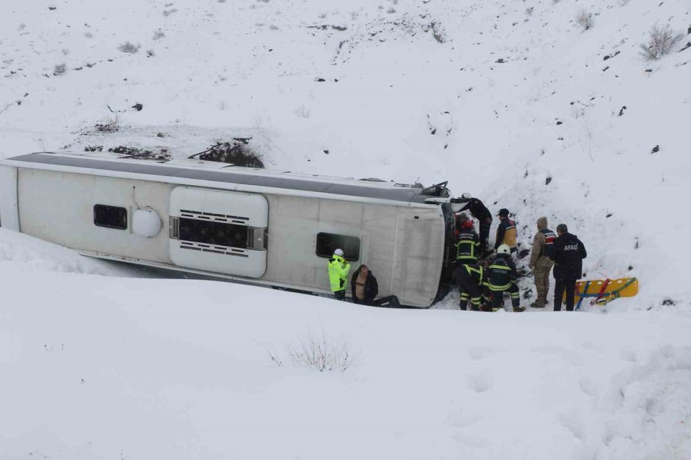 Yolcu otobüsü şarampole uçtu: 21 yaralı