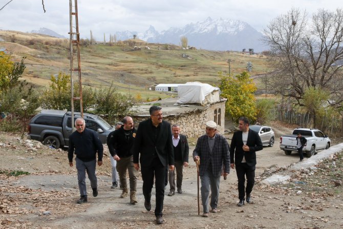 Vali Ali Çelik, yaşlı çınarlara misafir oldu