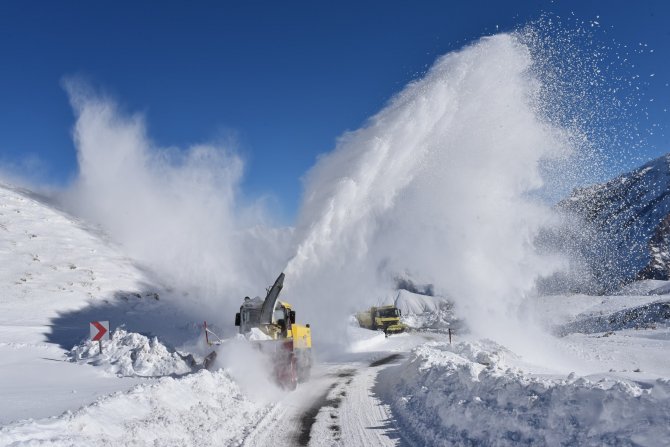 Hakkari'de 270 yerleşim yolu ulaşıma açıldı