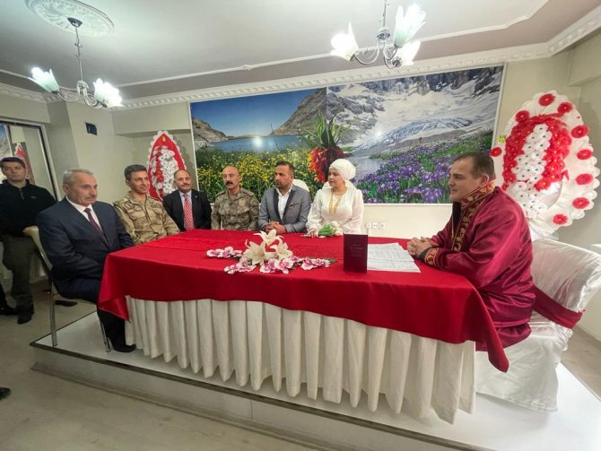 VALİ AKBIYIK, DEPREMZEDE ÇİFTİN NİKAHINI KIYDI