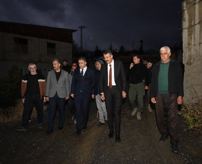 Vali Çelik, gece mesaisinde
