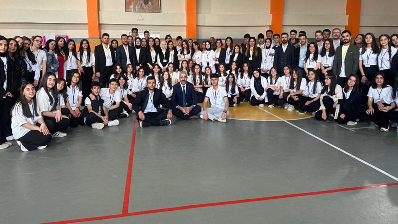 Yüksekova’da öğrenciler projelerini tanıttı