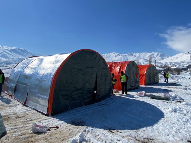 Hakkari belediyesi Malatya'da 80 çadır kurdu