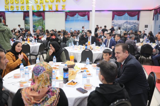 VALİ AKBIYIK BİN KİŞİ İLE İFTAR AÇTI