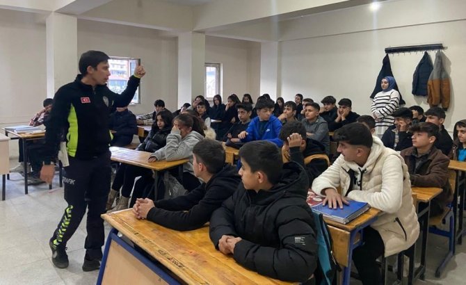 Hakkari polisi trafik tedbirlerine elden bırakmıyor