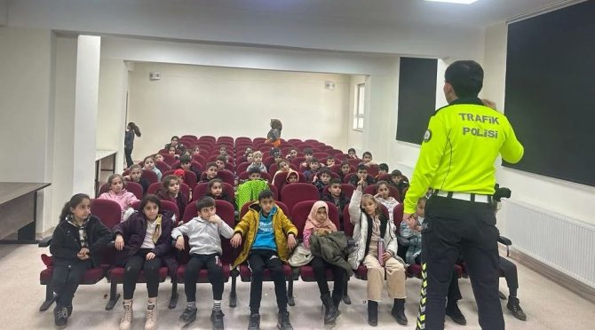 Hakkarili öğrencilere polislik mesleği tanıtıldı
