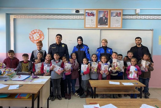 Hakkari polisi yeni yılda da unutmadı