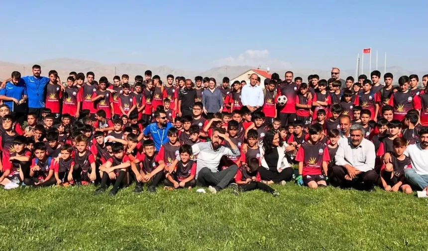 500 öğrenciye forma dağıttı