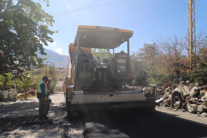 Hakkari'de asfalt çalışması sürüyor
