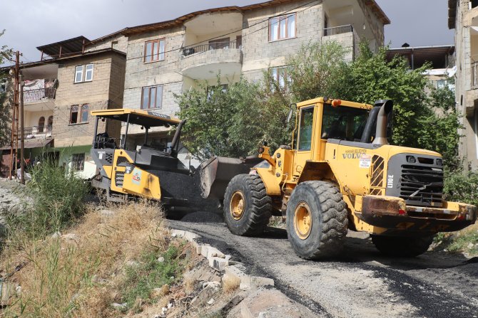 Hakkari'de asfalt çalışması devam ediyor