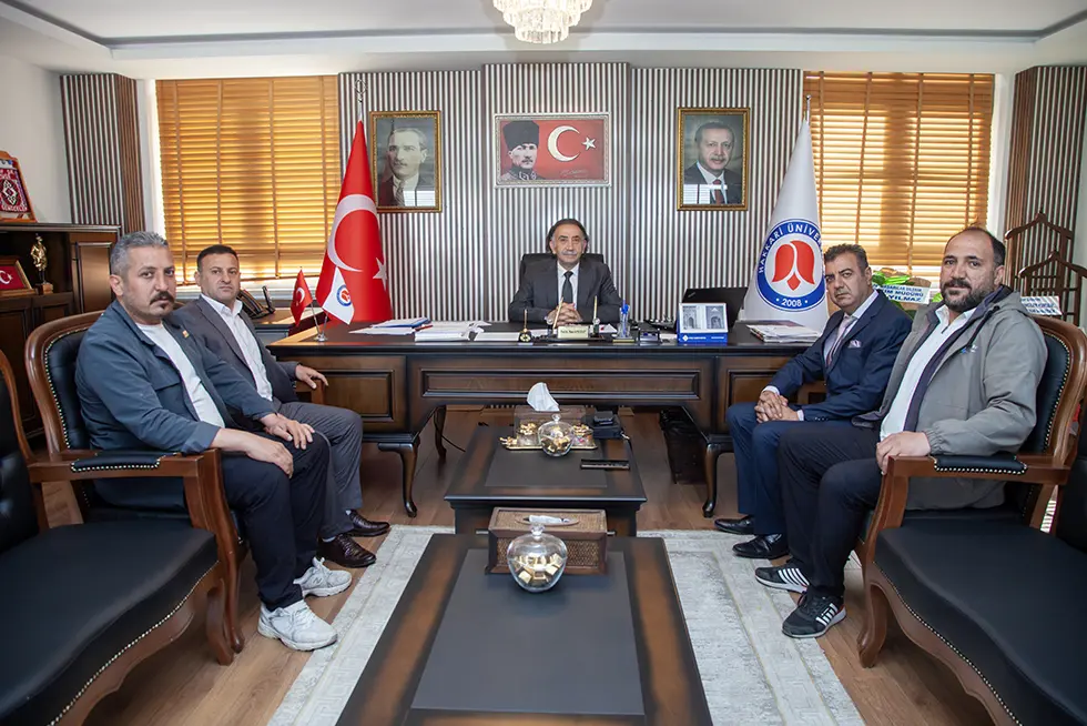 GAZETECİLERDEN HAKKÂRİ ÜNİVERSİTESİ REKTÖRÜNE ZİYARET