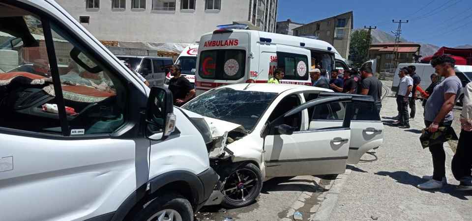 Hakkari'de trafik kazası: 3 yaralı