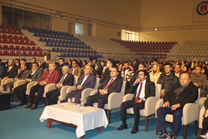 Depremzedeler için dayanışma konseri düzenlendi