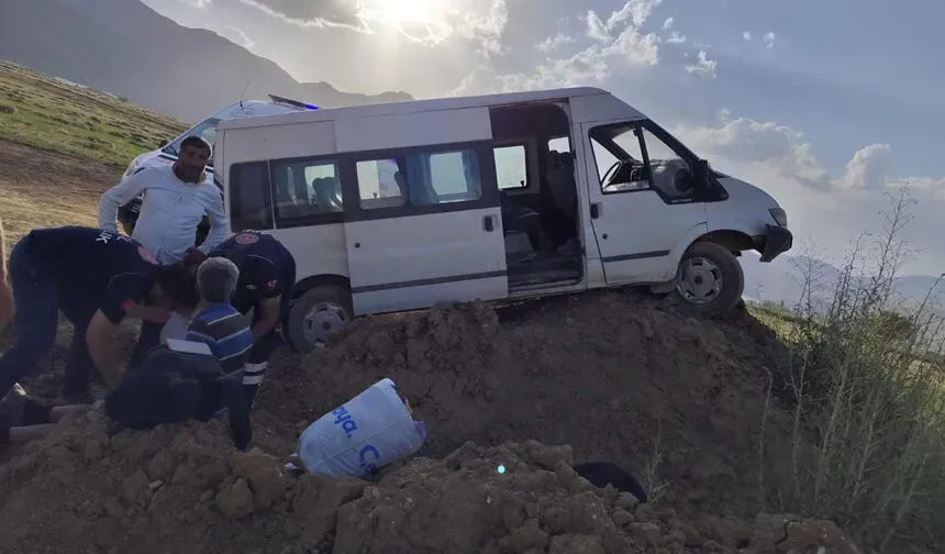 Minibüs kaza yaptı: 5 yaralı