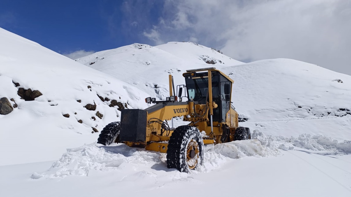 Hakkari’de Kar Yağışı Sonrası Kapanan 37 Yerleşim Yerinin Yolu Ulaşıma Açıldı