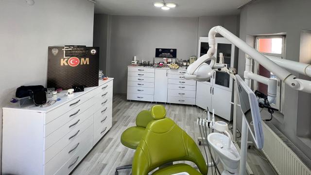 Ruhsatsız diş kliniği işleten 2 kişi yakalandı