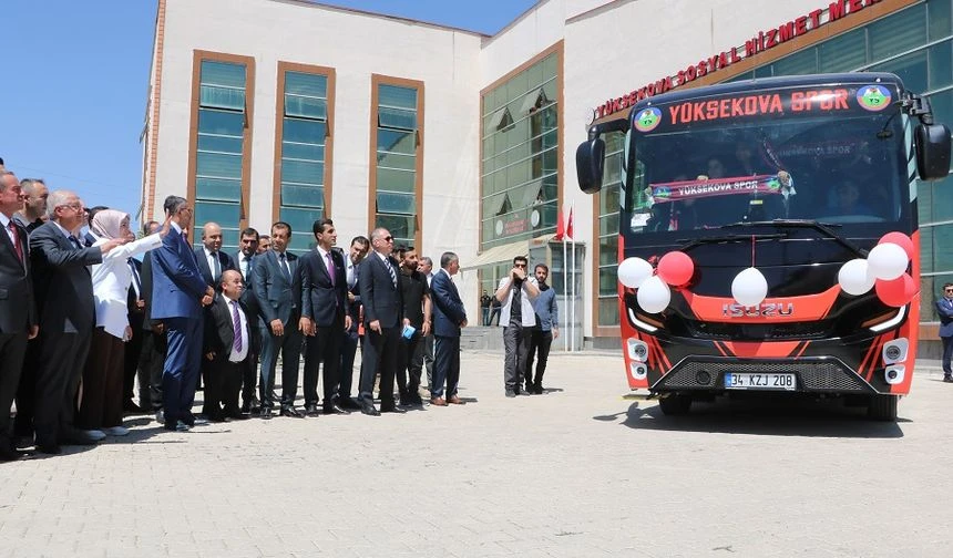  Yüksekova kadın futbol takımına otobüs desteği!